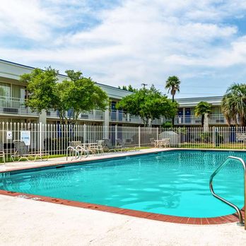Motel 6 - pool - Hotels Near Me - Natchitoches, Louisiana