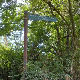 This way to Hever! (The path through the countryside from the station to the castle) This way to Hever! (The path through the countryside from the station to the castle)