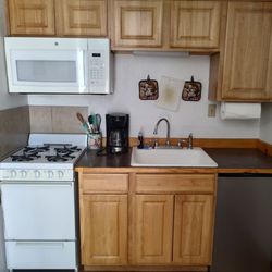 Hawthorne Suites - Studio Kitchen - Fully provisioned with dishware, cookware, dishtowels and dish soap