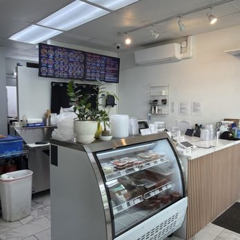 Mama Kim’s - interior - Poke Near Me - Honolulu, Hawaii Mama Kim’s - interior - Poke Near Me - Honolulu, Hawaii