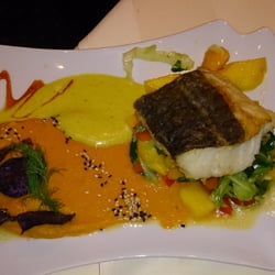 Gasthof Berger - Filetstück vom Skrei mit Möhrenhummus,  Mangospitzkohl und schaumiger Currybutter
