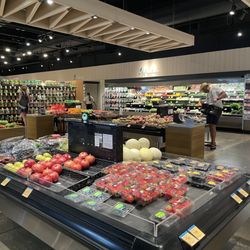 Kilauea Market + Cafe - Produce department