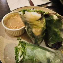 Fresh rolls with peanut sauce