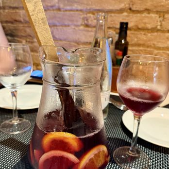 Villa Caprice - Sangria - Pizza Near Me - Barcelona, B