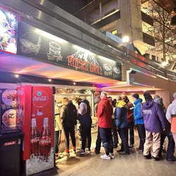 Rocks Grill - Long queue!