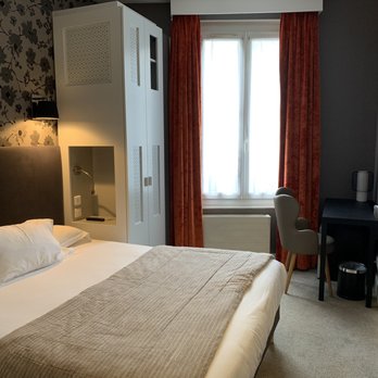 Hôtel Plaza Etoile - Bed and desk - Hotels Near Me - Paris, 75