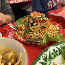 Noodles Party - Fried egg noodle papaya salad