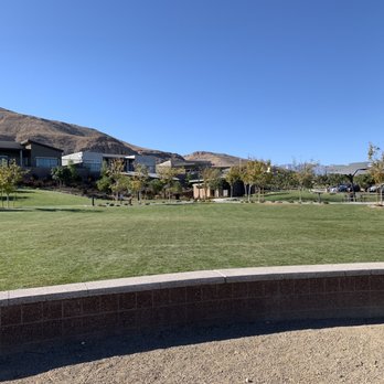 Oak Leaf Park - Grass area and overlooking homes - Parks Near Me - Las Vegas, Nevada Oak Leaf Park - Grass area and overlooking homes - Parks Near Me - Las Vegas, Nevada