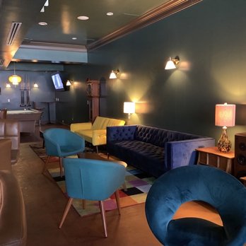 Middle 8 - Retro decor - Cocktail Bars Near Me - Pleasanton, California