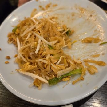Ruen Pair - Pad Thai with chicken - Thai Near Me - Los Angeles, California Ruen Pair - Pad Thai with chicken - Thai Near Me - Los Angeles, California