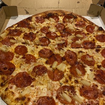 Fat Tomato Pizza - Pineapple pepperoni pizza - Pizza Near Me - Los Angeles, California