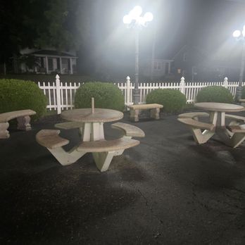 Fritz's Frozen Custard - Tables outside - Ice Cream & Frozen Yogurt Near Me - Valley Park, Missouri