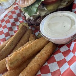 Magpye's Pizzeria - Jalapeño popper burger