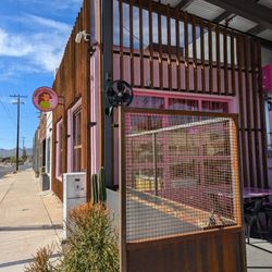 Chez Peachy - Chez Peachy (exterior)