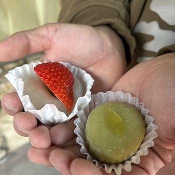 Fugetsu-Do - Fresh Strawberry Mochi, Green Tea Mochi - Candy Stores Near Me - Los Angeles, California