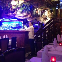 La Baie d'Halong - Interior.. Tiny with the only waiter, owner as well