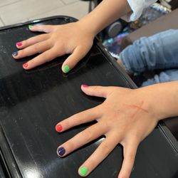 Cute manicure for my daughter (that's what she wanted - the girl did a nice job and less then 24hs is pilling )