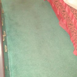 Days Inn Cedar City - Old dirty  carpet