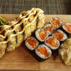 echtasien - Crispy Dreams Roll- Tempura-Garnele, Avocado, Gurke, Panko, echtasien Chilimayonnaise + Maki Lachs