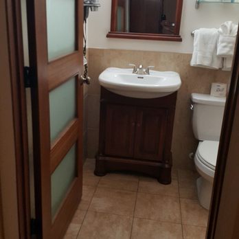 Brand Plaza Hotel - Bathroom (11/02/18). #Glendale #Boutique #Hotel #Intimate - Hotels Near Me - Glendale, California