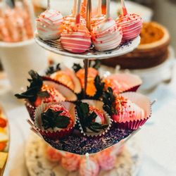 Pretty Lil Sweets - Choc covered strawberries and cake pops!