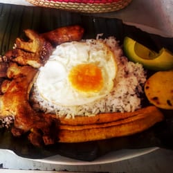 Sabores y Tradiciones de la abuela - Bandeja Paisa