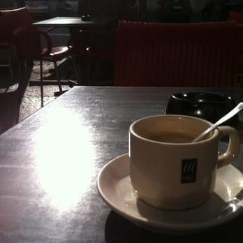 Sampolo - La terrasse au soleil du matin du quartier avec, en plus, du "bon café" - Brasseries Near Me - Marseille, 13