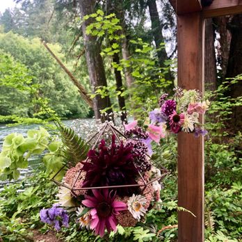 Loloma Lodge - Ceremony altar by the river - Hotels Near Me - McKenzie Bridge, Oregon