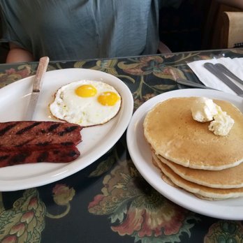 Apple Cup Cafe - Sunny side up eggs, German sausage, and pancakes. Taste as you expect. Yummy. - American Near Me - Chelan, Washington