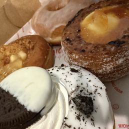 Oreo donut, crem brûlée, glazed, apple crumble Oreo donut, crem brûlée, glazed, apple crumble
