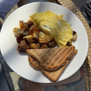 Lucy Restaurant & Bar - Omelet du jour - New American Near Me - Yountville, California Lucy Restaurant & Bar - Omelet du jour - New American Near Me - Yountville, California