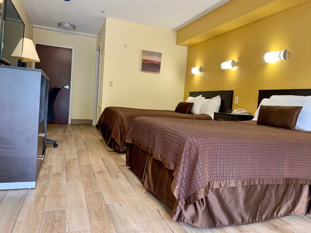 EXECUTIVE INN & SUITES Updated October 2024 88 Photos & 17 Reviews