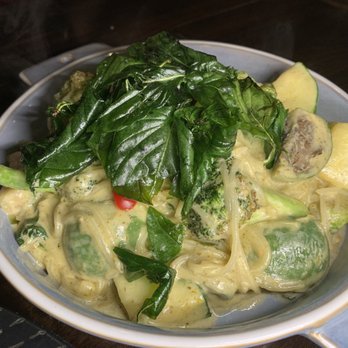 Wayla - Rice & Noodles : Mee Pad Kang Kiao Wan Pak- Stir-fried noodles, veggies, dried green curry - Thai Near Me - New York, New York