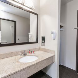 Baymont by Wyndham Pierre - Guest room bath