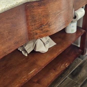 Hampton Inn Charlotte/Matthews - Furniture is not kept up - Hotels Near Me - Matthews, North Carolina