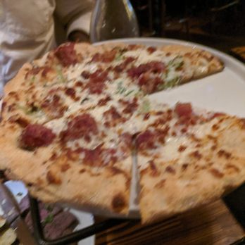 Bacari GDL - Awful picture of the "White Pizza" DELICIOUS. - Mediterranean Near Me - Glendale, California