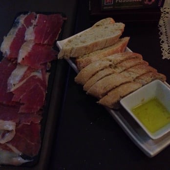 Restaurante Carmo - Bread and oil as Couvert - Tapas Bars Near Me - Lisbon, 11 Restaurante Carmo - Bread and oil as Couvert - Tapas Bars Near Me - Lisbon, 11