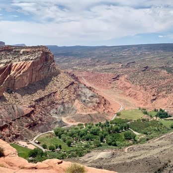 Rim Overlook Trail - You can view Highway 24 cutting through the heart of Capitol Reef from high above here at Rim Overlook. - Hiking Near Me - Fruita, Utah
