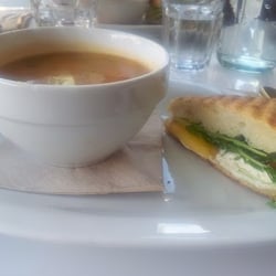 Soupe Soupe - Soupe Délice indien et demi sandwich boursin, pêche, roquette.