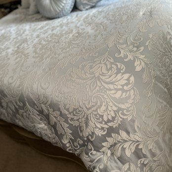 Oxford Cleaners - My freshly cleaned comforter. They removed all the snags and it looks brand new! - Laundry Services Near Me - Smyrna, Georgia Oxford Cleaners - My freshly cleaned comforter. They removed all the snags and it looks brand new! - Laundry Services Near Me - Smyrna, Georgia