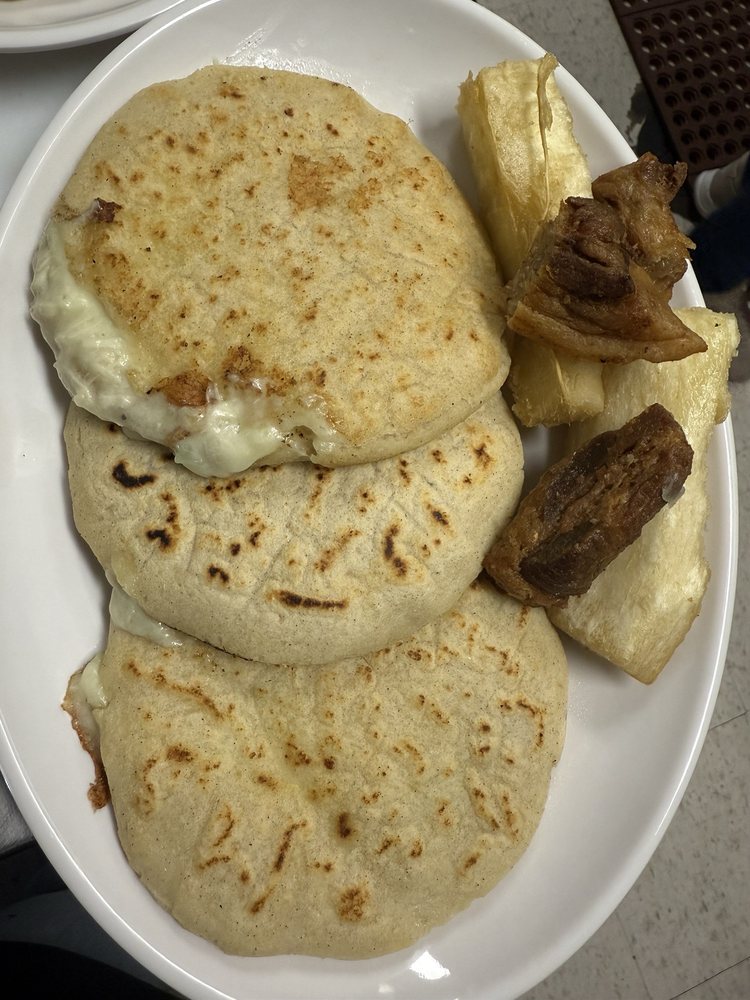 5 Rosas Pupuseria — Mexican restaurant in Burlington