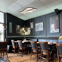 Emily's Bar & Grill - The decor