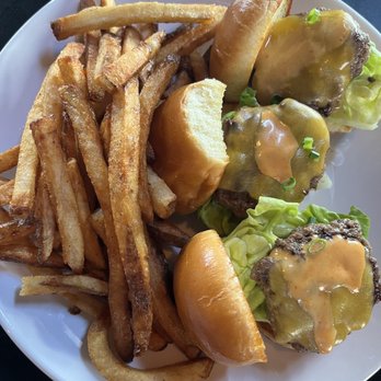 Smith & Kings - Mini cheeseburgers and fries - Cocktail Bars Near Me - Honolulu, Hawaii