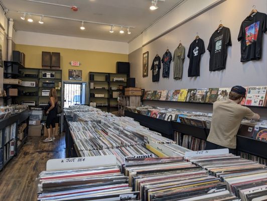 Village Vinyl & Hi Fi by null