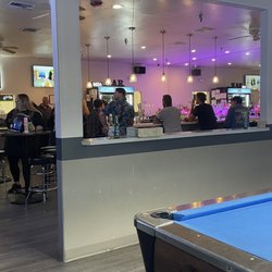Nick's Bar and Billiards - Good crowd on a Saturday night with plenty of space to sit and order as needed