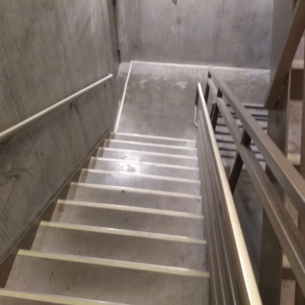 Block 17 - Pet urine-ladden stairwell - Apartments Near Me - Portland, Oregon
