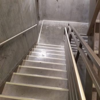 Block 17 - Pet urine-ladden stairwell - Apartments Near Me - Portland, Oregon Block 17 - Pet urine-ladden stairwell - Apartments Near Me - Portland, Oregon