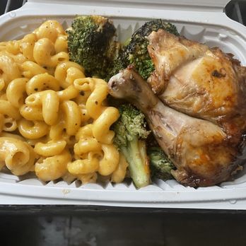 Fat Fowl - Chicken Quarter (2 sides) with Creamy Mac & Cheese and Charred Broccoli - Caribbean Near Me - Brooklyn, New York Fat Fowl - Chicken Quarter (2 sides) with Creamy Mac & Cheese and Charred Broccoli - Caribbean Near Me - Brooklyn, New York