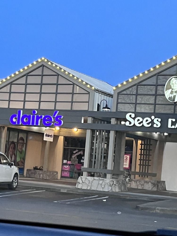 VINTAGE OAKS SHOPPING CENTER Updated October 2024 28 Photos & 23