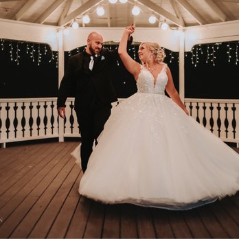 Lakeside Reflections - Bride and groom portrait in the gazebo - Wedding Planning Near Me - Jeffersonville, Indiana